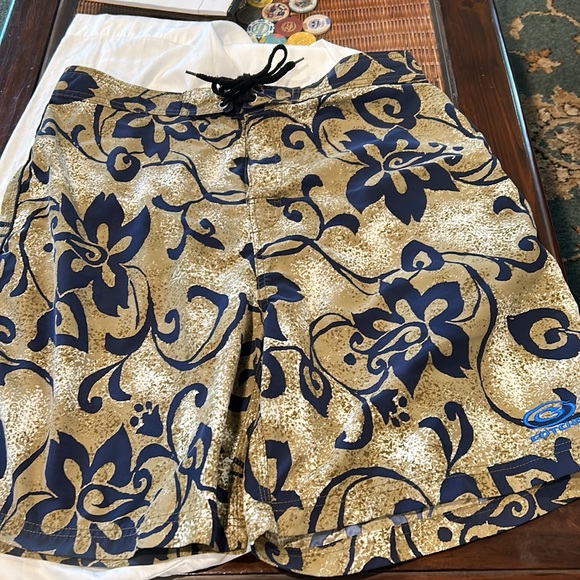 Gotcha Mens Swim Shorts with Velcro Fly and tie closure and back pocket like new - Picture 7 of 7